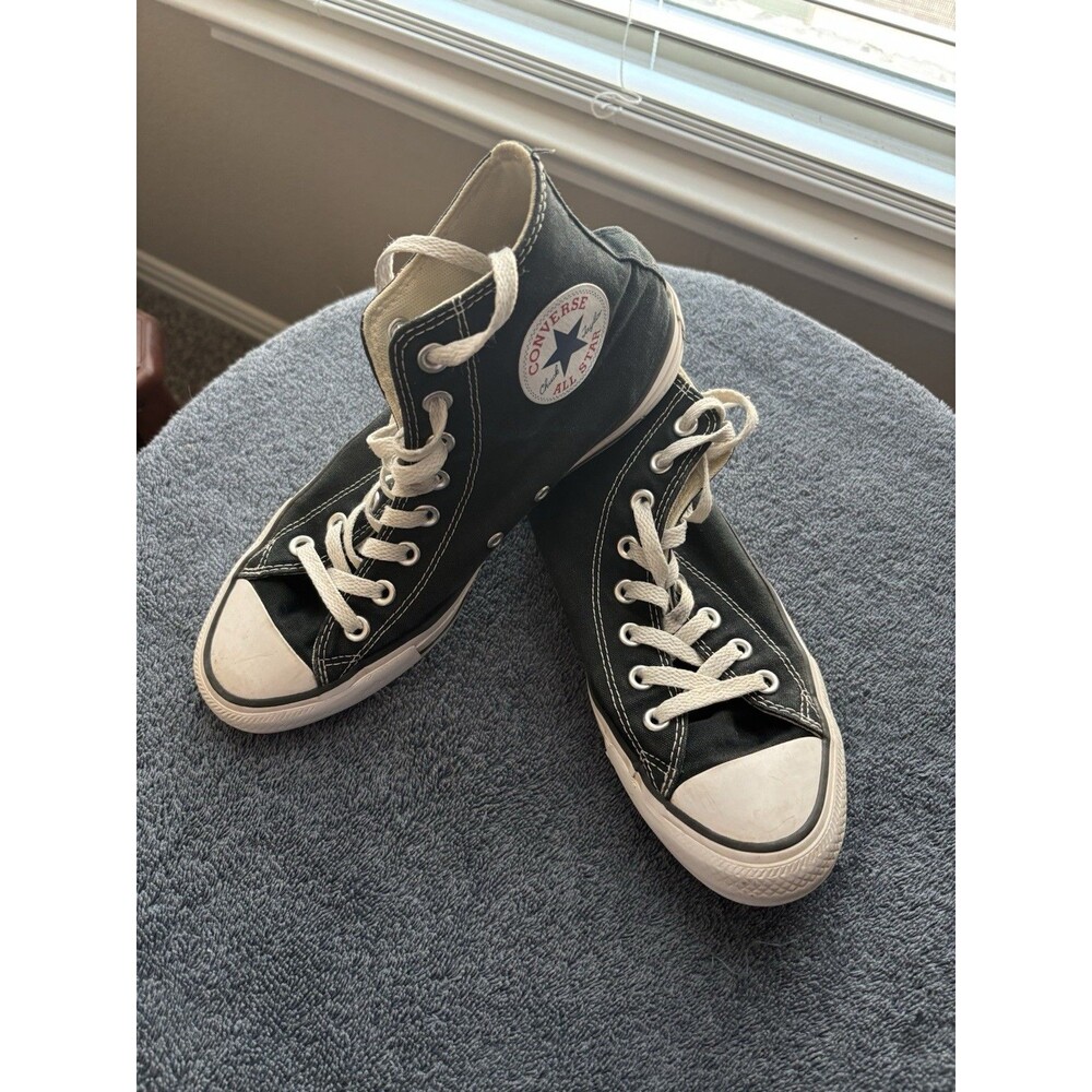 Chuck Taylor Converse Hi-Tops Unisex-Womens 9 and Mens 7